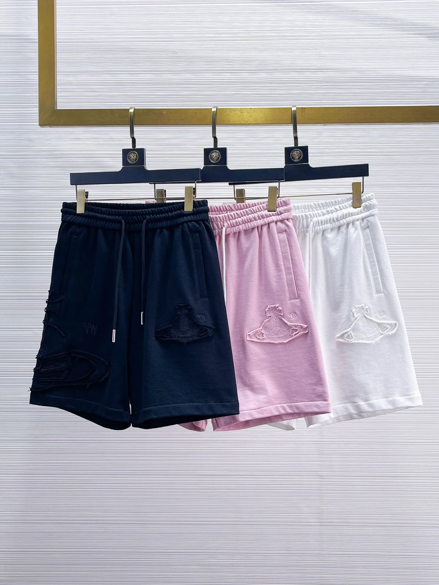 The Queen Mother's three-standard complete 2026 summer New Arrival men's casual shorts, advanced custom-made fabric Breathable fabric, Breathable elasticity and comfort, impeccable details, top-grade accessories, original logo design concept, delicate and soft feel! The upper body fit is awesome! Size: M-XXXL Please state your height and weight when ordering